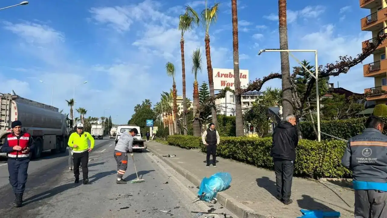 Alanya’da Çöp Kamyonu Çarpışma Sonrası Takla Atarak Devrildi 7